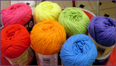 balls of yarn arranged in rainbow order