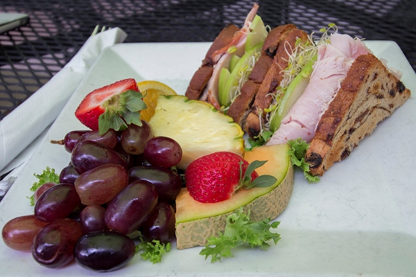 Sandwich and fruit